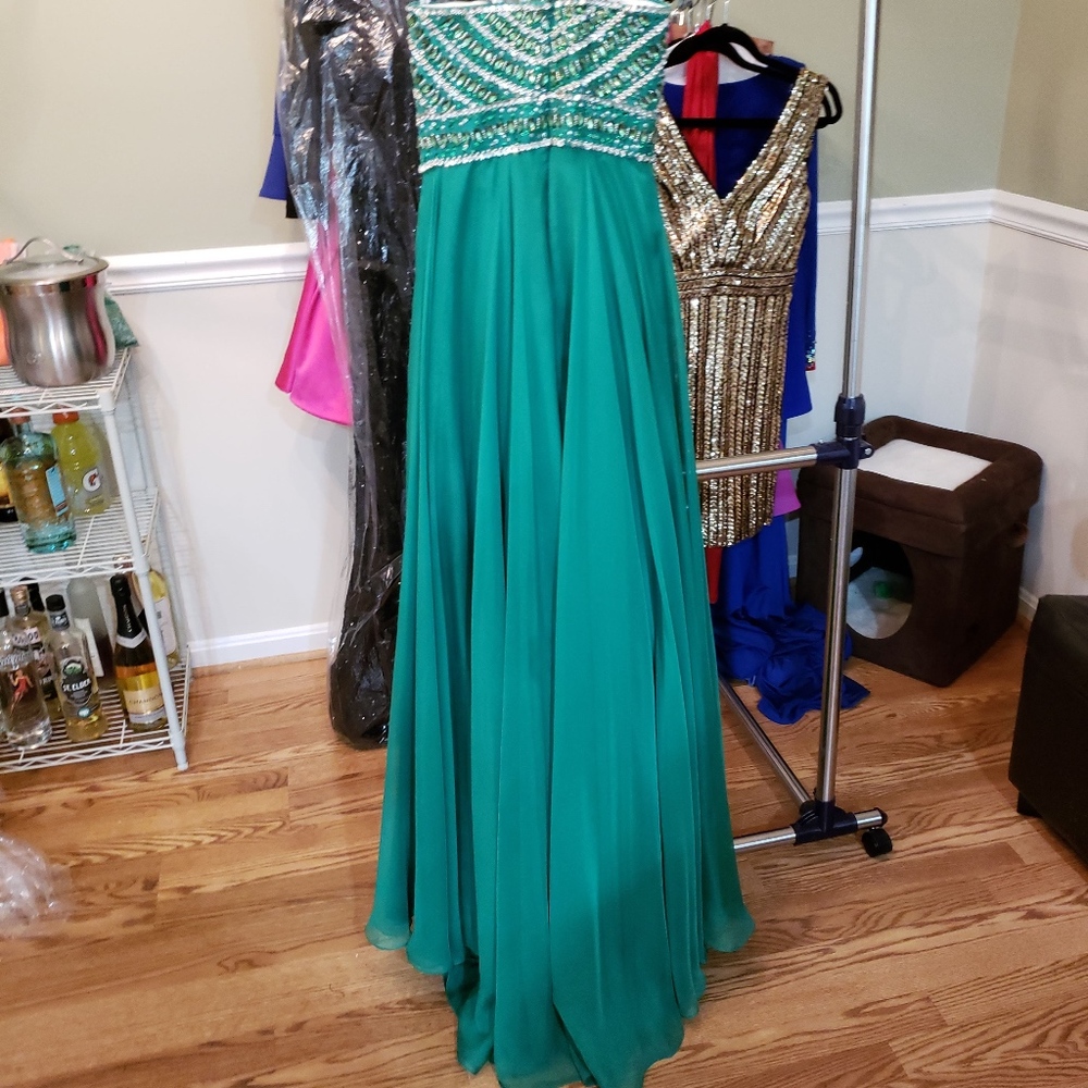 Sherri Hill 1539 Emerald Green Dress - Picture 4 of 8